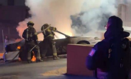 Falla mecánica deja en cenizas un auto en Saltillo