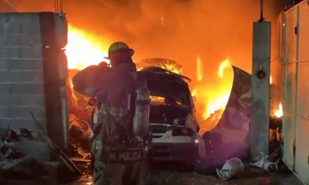 Fuerte incendio de yonke en Saltillo