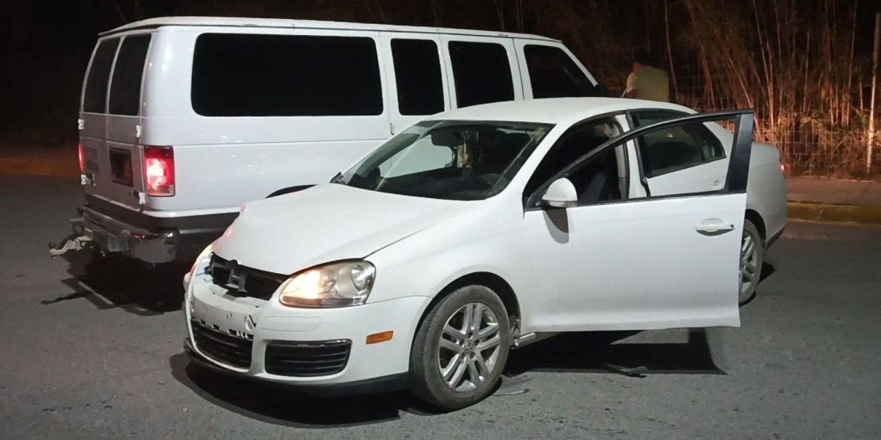 Furgoneta ocasiona aparatoso accidente en Parras