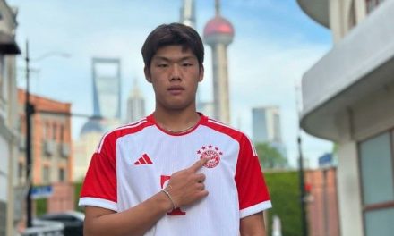 Tiene 18 años y sufrió muerte cerebral tras un rodillazo; la historia de un futbolista chino en España