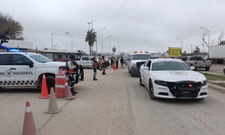 Reportan demora en cruce fronterizo por revisiones de la GN