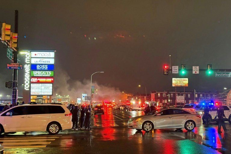 Suman 7 muertos tras accidente aéreo en Filadelfia