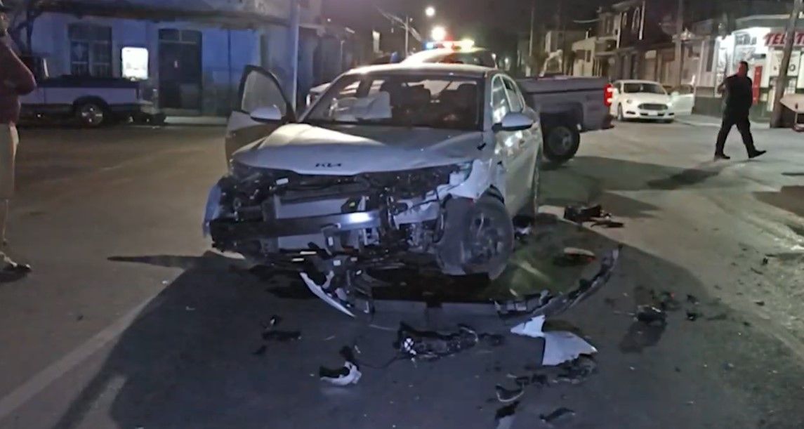 Ignora su alto y choca dos autos en Saltillo
