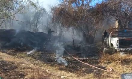 Bomberos de Sabinas controlan incendio junto al arroyo Aguililla