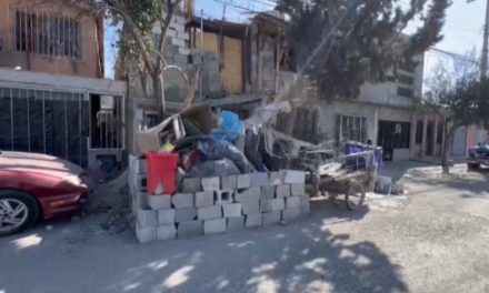 Invaden banqueta con construcción insegura en la Satélite Norte