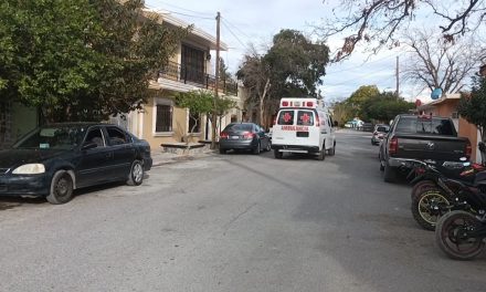 Joven derrapa en su motocicleta y terminó en un hospital en Parras
