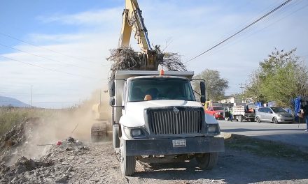 Limpian hierba y basura del río Monclova