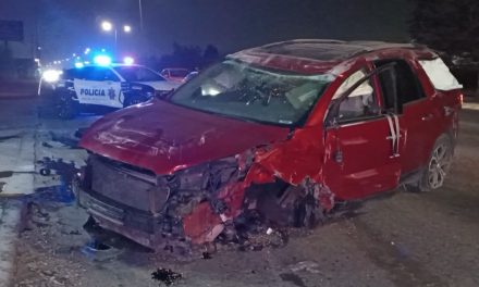 Hombre destroza su camioneta al chocar por alcance en Saltillo