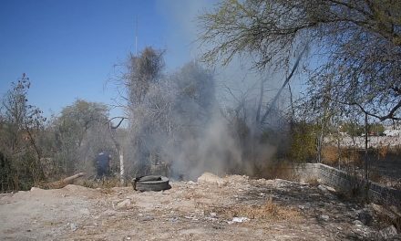 Malandros incendian terreno baldío en Monclova