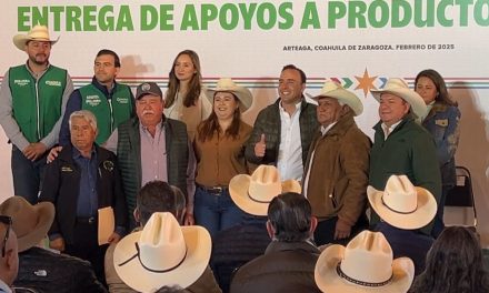 Entrega Manolo Jiménez apoyos a productores de manzana en Arteaga