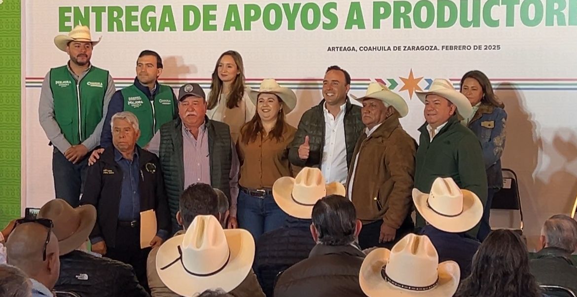 Entrega Manolo Jiménez apoyos a productores de manzana en Arteaga