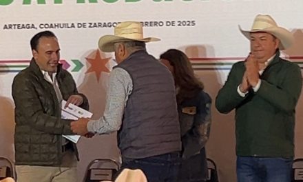 Manolo Jiménez Salinas, entrega apoyos a productores de manzana