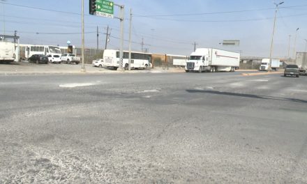 Muchos baches en el crucero de los bulevares Isidro López y MABE