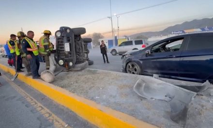 Mujer termina lesionada tras volcadura en Antonio Cárdenas
