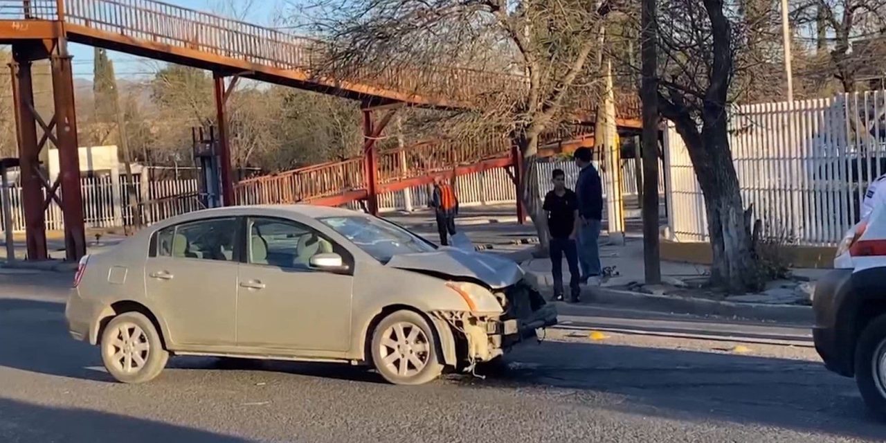Mujer lesionada tras chocar su vehículo con un árbol en boulevard Coss