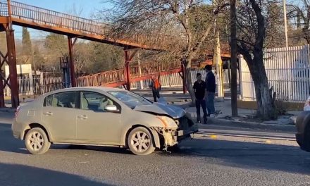 Mujer lesionada tras chocar su vehículo con un árbol en boulevard Coss