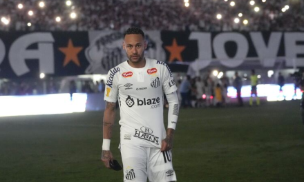 Neymar y Memphis Depay protestan contra el césped artificial en Brasil
