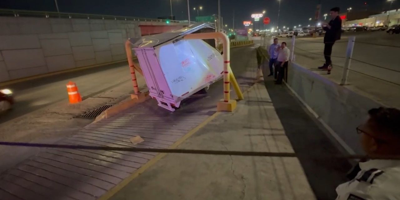 No calcula sus dimensiones y destruye su camioneta en Plaza Real