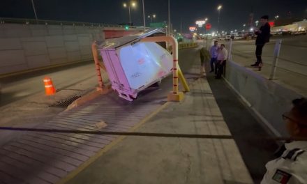 No calcula sus dimensiones y destruye su camioneta en Plaza Real