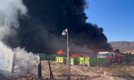Ocurrió un incendio de gran dimensión en una tarimera en carretera Saltillo Torreón