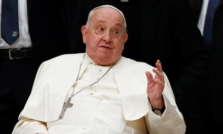 Estado de salud del papa Francisco sigue siendo crítico