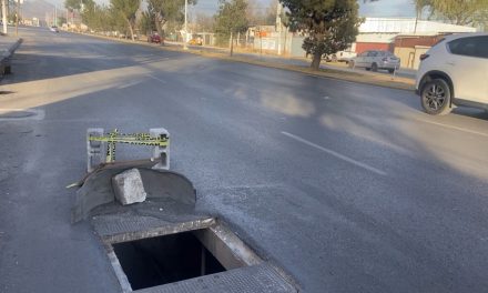 Peligrosa alcantarilla abierta sobre la calle en la colonia Bonanza