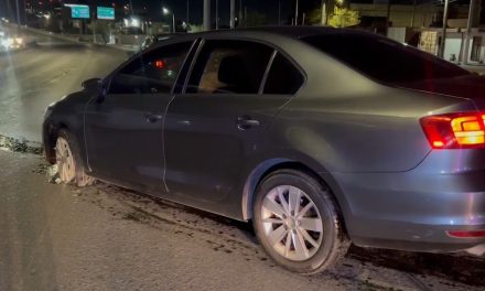 Conductor pierde el control y destruye su vehículo en Saltillo