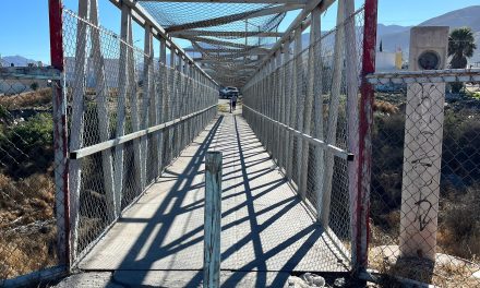 Motociclistas utilizan puente peatonal de Mirasierra