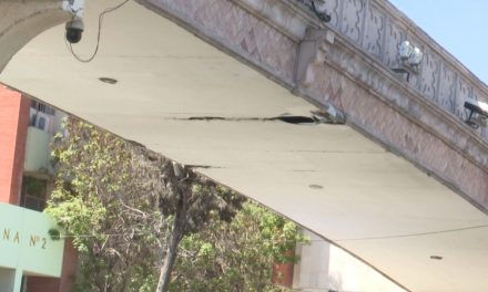 Reportan daños en el puente peatonal frente a la Clínica 2 del Seguro Social
