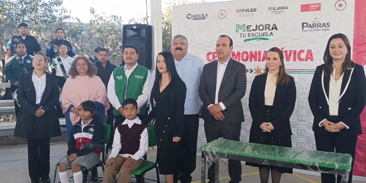 Reciben escuelas de Parras mobiliario escolar