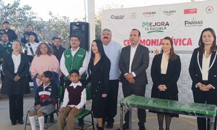 Reciben escuelas de Parras mobiliario escolar