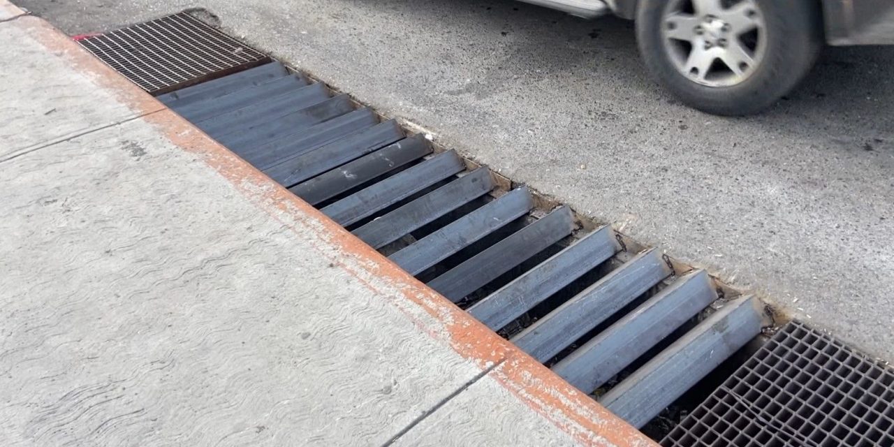 Reparan una rejilla de drenaje por la clínica 70 del IMSS