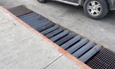 Reparan una rejilla de drenaje por la clínica 70 del IMSS