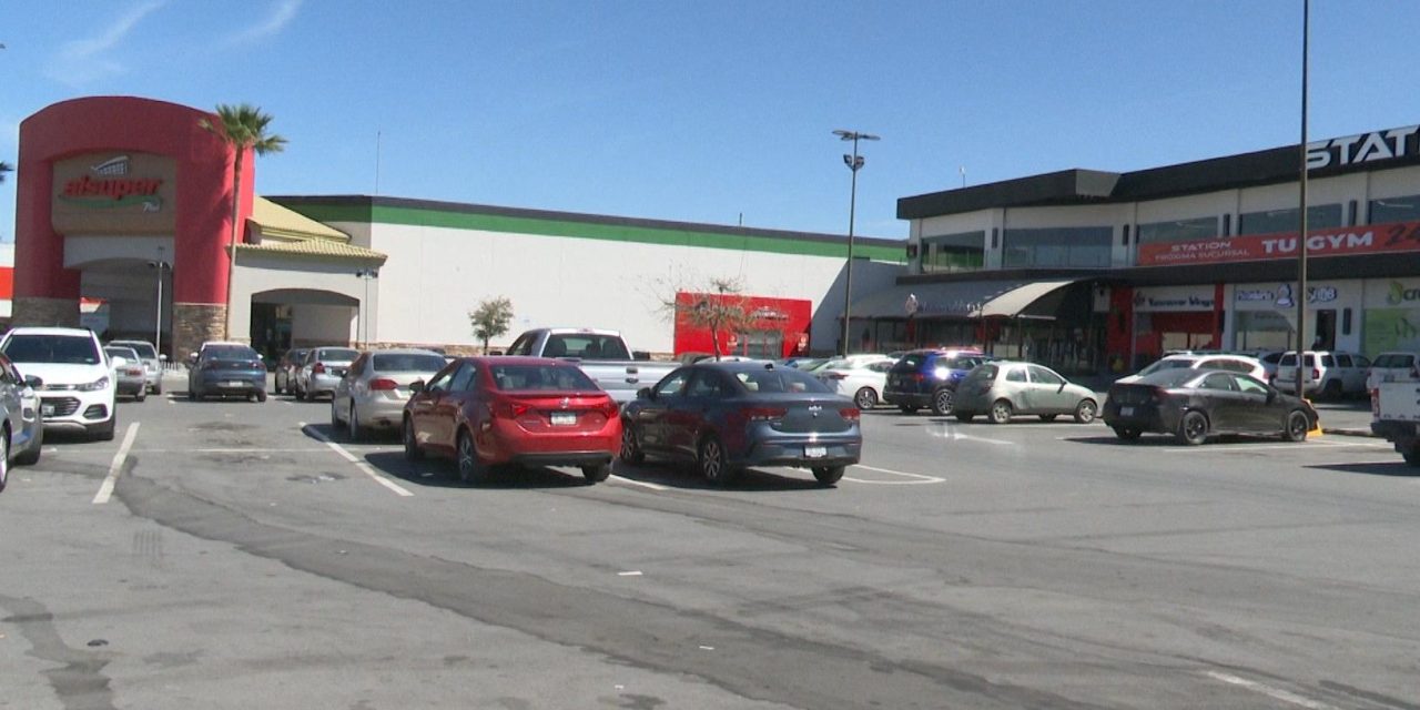 Se registran robos en plaza comercial de Saltillo