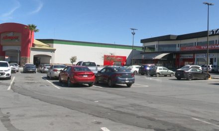 Se registran robos en plaza comercial de Saltillo