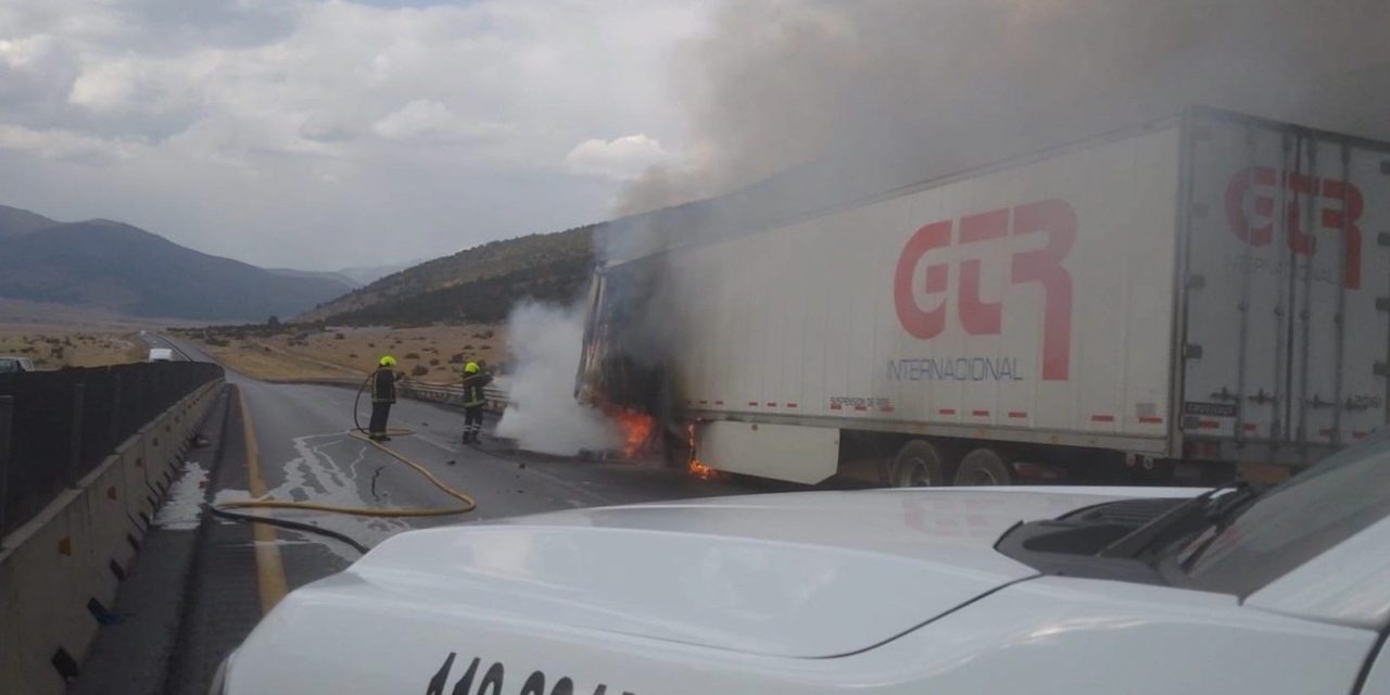 Se incendia tráiler en Los Chorros