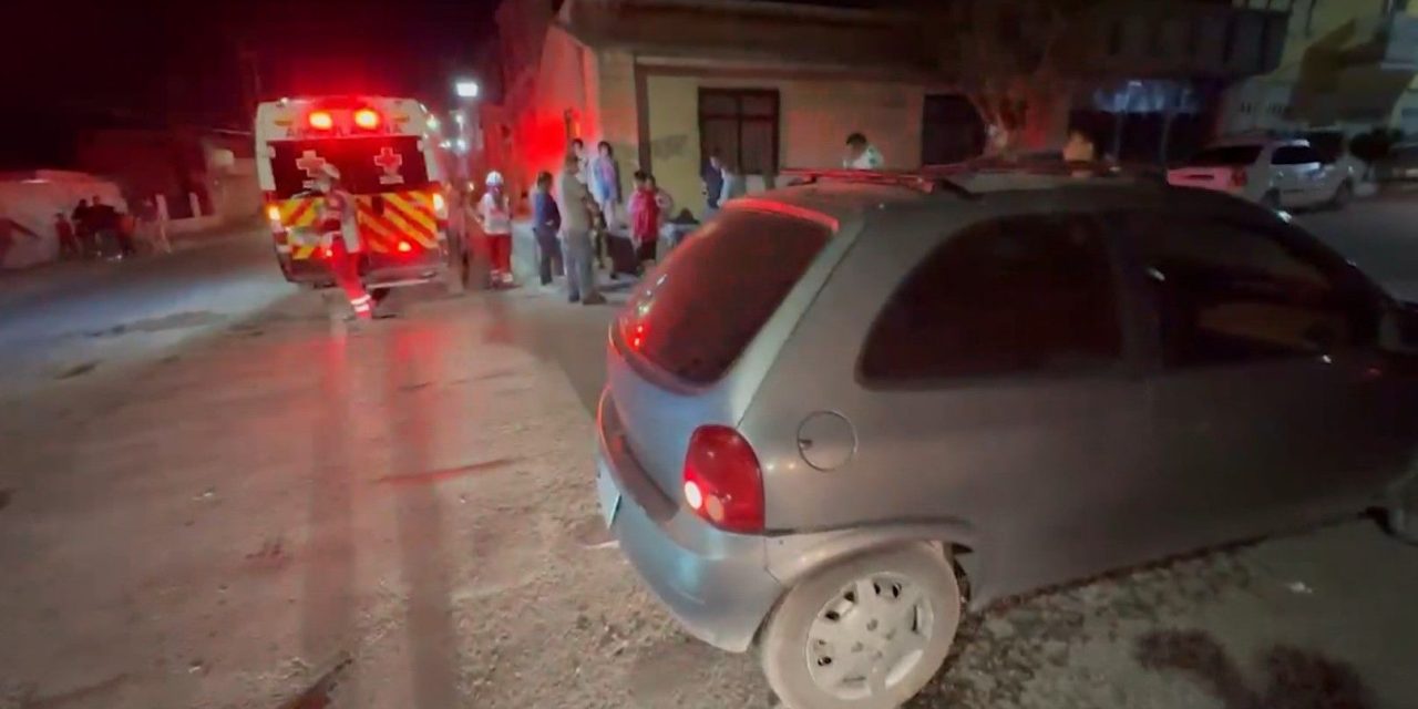 Se pasa el alto, impacta a auto compacto y huye en Saltillo