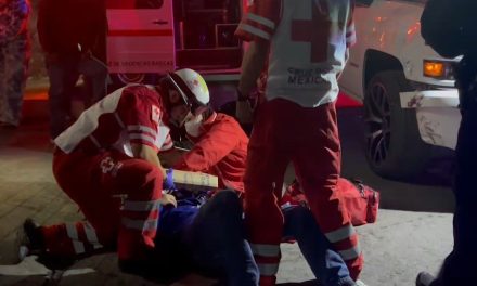 Conductor se pasa alto y lesiona a motociclista en Saltillo