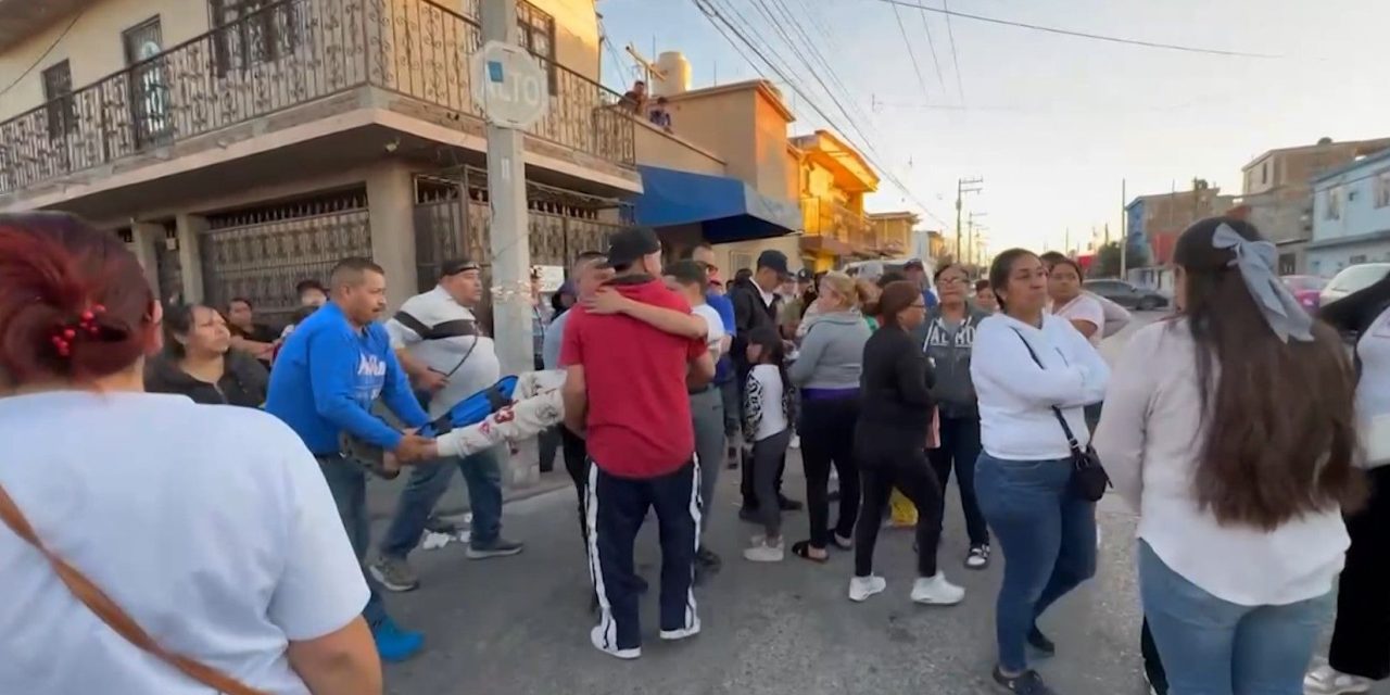 Se pasa el alto y derriba a motociclistas en Saltillo