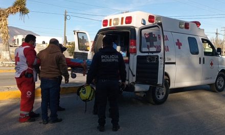 Sexagenario derrapa moto en la que viajaba en la carretera Parras-Paila