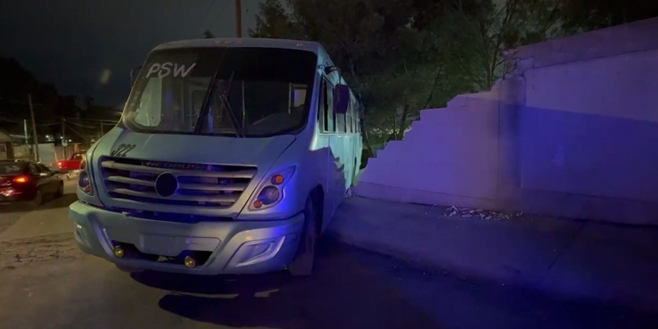 Chofer de transporte de personal siente un mareo y derriba la barda de un colegio en Saltillo