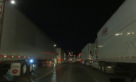 Tráileres invaden el boulevard Isidro López Zertuche