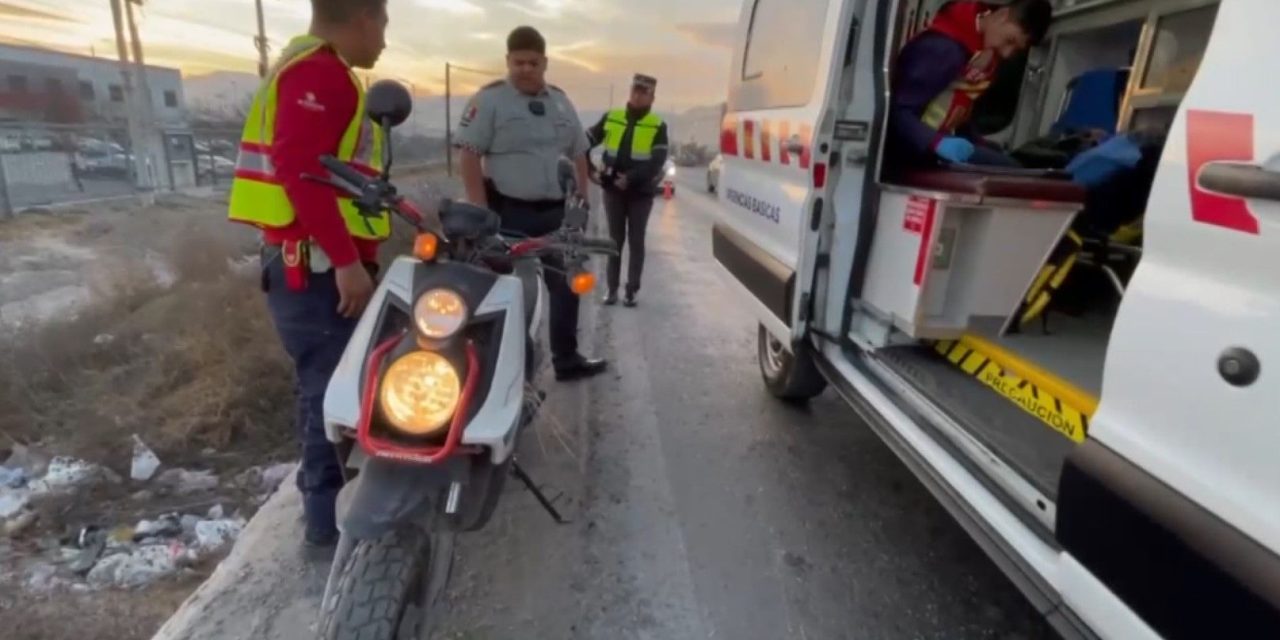 Transporte de personal lo saca del camino en Ramos Arizpe