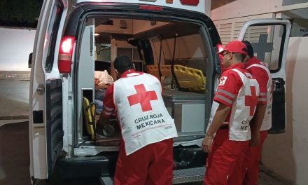 Una mujer fue enviada a un hospital de Parras tras estar tendida en la carretera