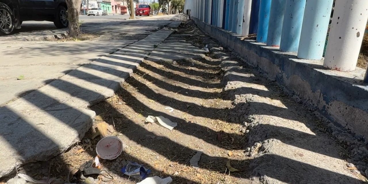 Urge reparación de banquetas en el perímetro del parque Curbelo