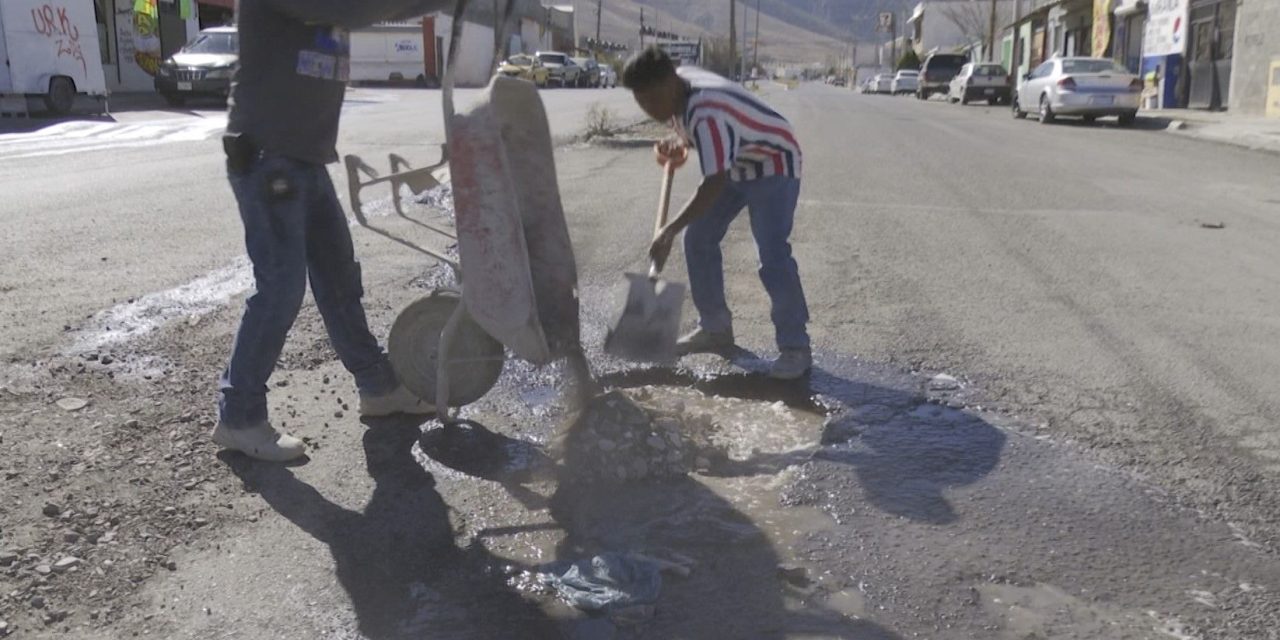 Vecinos tapan baches en la colonia Mirasierra