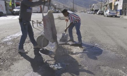 Vecinos tapan baches en la colonia Mirasierra