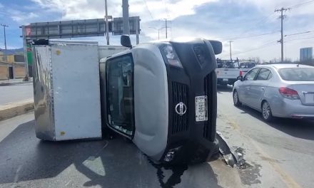Volcadura en boulevard Nazario Ortiz deja daños materiales y caos vehicular