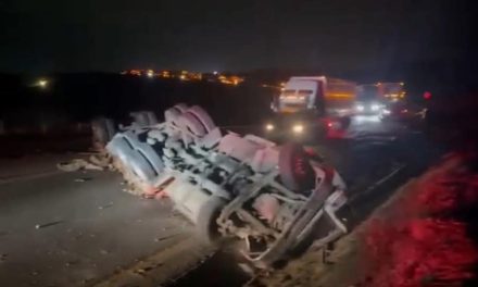 Volcadura paraliza la circulación durante la madrugada en la carretera Monterrey-Saltillo