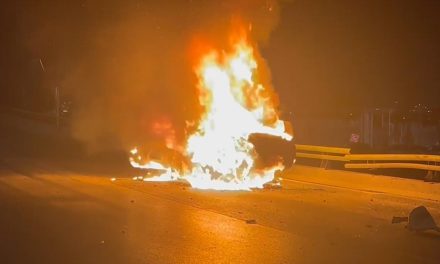 Saltillo: Joven manejaba su deportivo por Nazario, vuelca y termina su auto incendiado